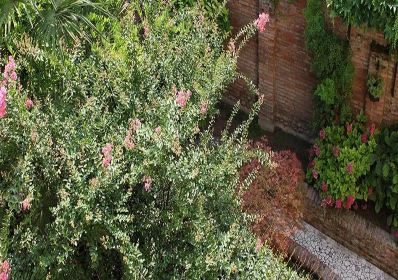 Eden Hotel *
